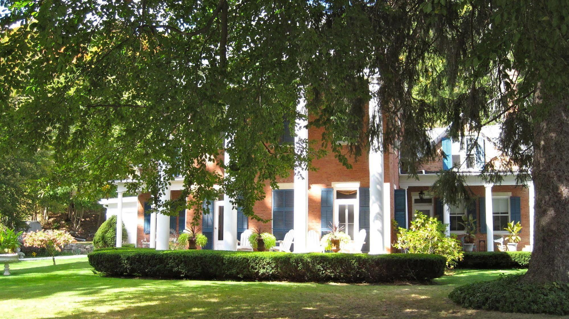 Federal House Inn Лий Екстериор снимка