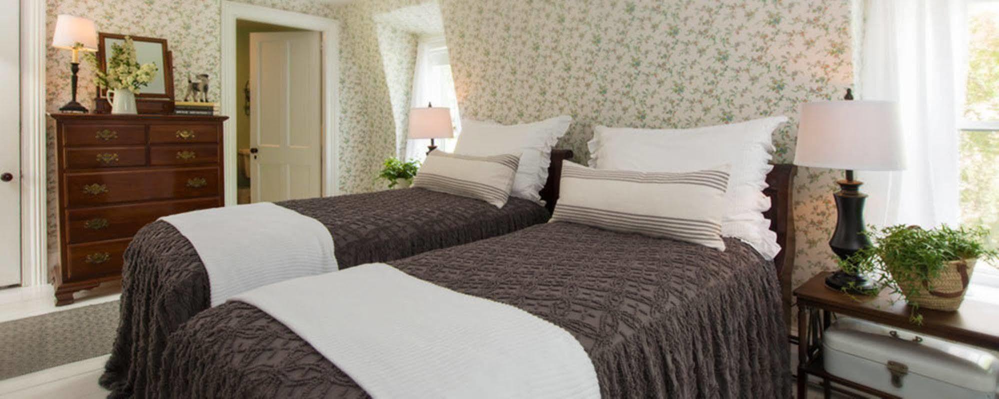 Federal House Inn Лий Екстериор снимка